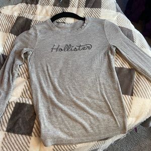 Cute Fitted Hollister shirt.
